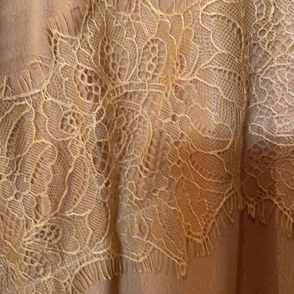 Women’s like new size large gold short sleeve top - Picture 3 of 6